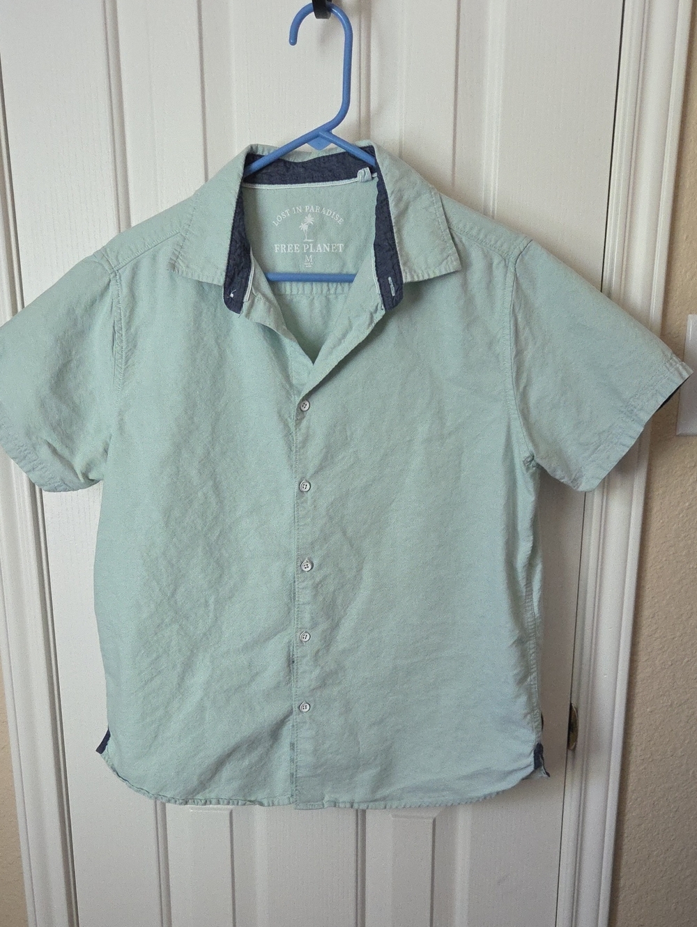 Free Planet Mint Green Short Sleeve Button-Down Shirt with Dark Contrast Collar
